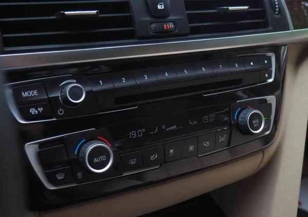 BMW Seria 3 cena 59900 przebieg: 156200, rok produkcji 2019 z Bełchatów małe 704